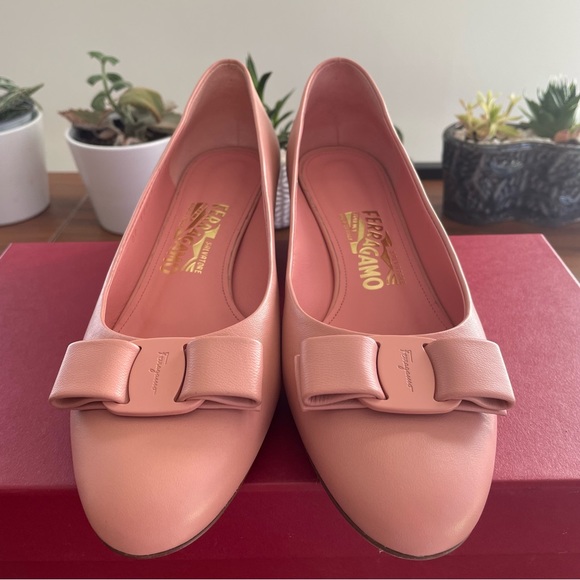Authentic Ferragamo Bow Pump Shoe 💖 - Picture 2 of 7